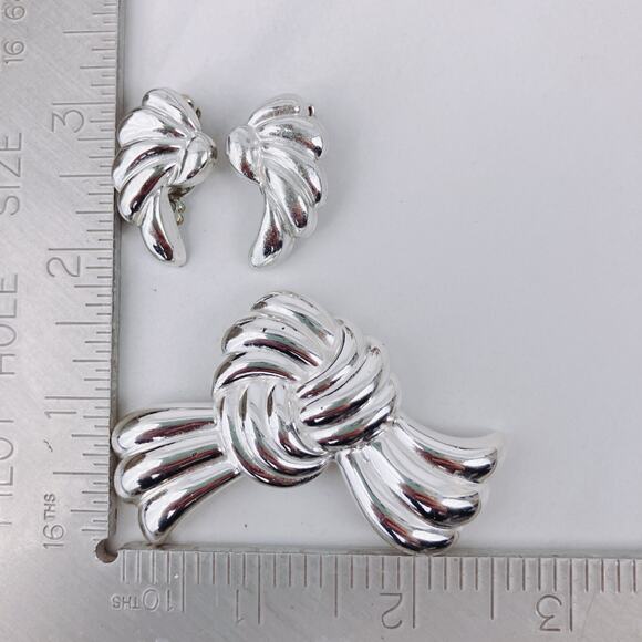 Vintage Lisner Silver Tone Knot Ribbon Brooch Earring Set, MCM 1960's Jewelry - Picture 10 of 10